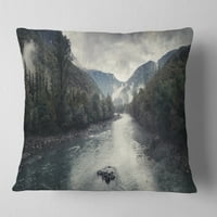 Designart Mountain River köd és esővel - Modern Seascape Dobás párna - 16x16